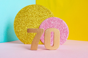 黄金数量五彩缤纷的blue-yellow-pink背景和两个闪亮的黄金和粉红色的圈快乐生日问候卡概念