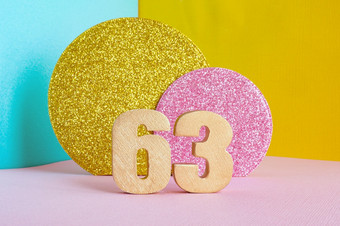 黄金数量五彩缤纷的blue-yellow-pink背景和两个闪亮的黄金和粉红色的圈快乐生日问候卡概念