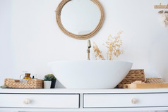 白色浴室水槽混合机镜子和配件