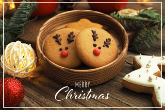 圣诞节卡与的登记快乐圣诞节姜饼饼干与鹿脸加兰圣诞节树分支机构和球木表格