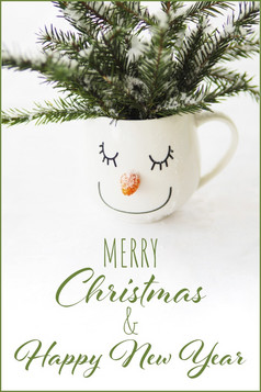 圣诞节卡杯子与雪人rsquo脸与冷杉分支机构和的登记快乐圣诞节和快乐新一年