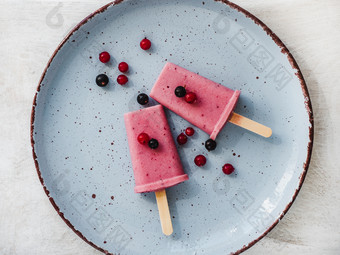 粉红色的水果冰奶油古董板特写镜头前视图概念美味的和健康的食物粉红色的水果冰奶油古董板