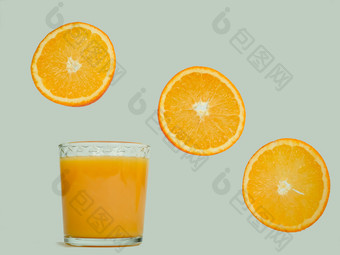 玻璃与新鲜的<strong>橙色</strong>汁飞行<strong>橙色</strong>片白色孤立的背景特写镜头概念美味的和健康的食物玻璃与新鲜的汁和飞行<strong>橙色</strong>片