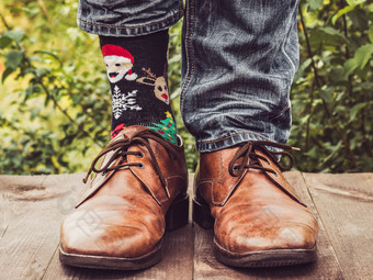 但rsquo腿时尚的鞋子明亮的<strong>组合</strong>成的袜子与圣诞节和新一年rsquo模式的木阳台的背景绿色树美时尚优雅但rsquo腿时尚的鞋子明亮的<strong>组合</strong>成的袜子