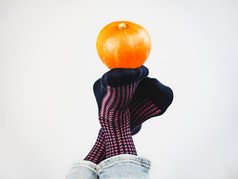 成熟的南瓜但rsquo腿明亮的色彩斑斓的有趣的袜子白色背景孤立的特写镜头假期时尚优雅有趣的成熟的南瓜但rsquo腿和有趣的袜子