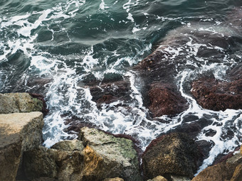 美丽的海冲浪狂风暴雨的波和岩石视图从以上特写镜头美丽的海冲浪狂风暴雨的波和岩石