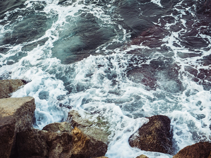 美丽的海冲浪狂风暴雨的波和岩石视图从以上特写镜头美丽的海冲浪狂风暴雨的波和岩石