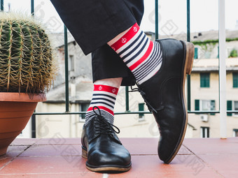 但rsquo腿时尚的鞋子色彩斑斓的袜子与模式的形式锚的背景的街和房子概念风格时尚和美但rsquo腿时尚的鞋子和色彩斑斓的袜子
