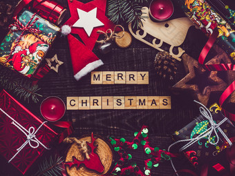 快乐圣诞节和快乐新一年美丽的卡与圣诞节装饰视图从以上特写镜头平躺祝贺你爱的家庭亲戚朋友和的同事们快乐圣诞节快乐新一年美丽的卡