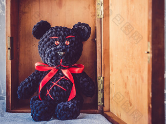 泰迪熊坐着木盒子工作室照片特写镜头在室内泰迪熊坐着木盒子
