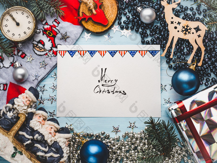 快乐圣诞节和快乐新一年美丽的卡与圣诞节装饰视图从以上特写镜头平躺祝贺你爱的家庭亲戚朋友和的同事们快乐圣诞节和快乐新一年美丽的卡