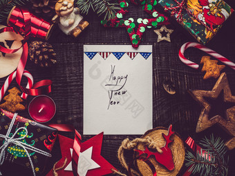 快乐圣诞节和快乐新一年美丽的卡与圣诞节装饰视图从以上特写镜头平躺祝贺你爱的家庭亲戚朋友和的同事们快乐圣诞节和快乐新一年美丽的卡