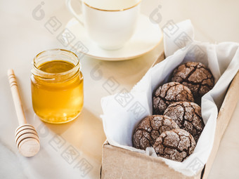 新鲜的香手工制作的饼干玻璃牛奶和Jar蜂蜜特写镜头前视图美味的和健康的吃概念新鲜的饼干玻璃牛奶和Jar
