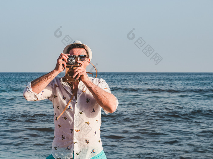 时尚男人。背景海波一边视图特写镜头概念休闲和旅行男人。背景海波