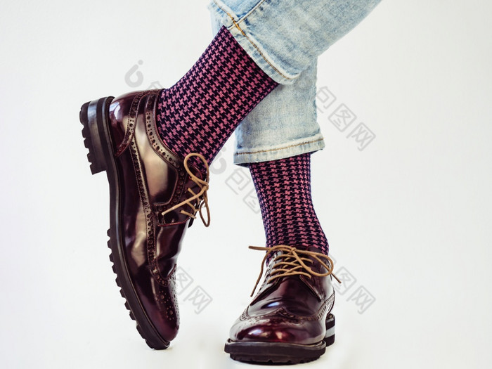 但rsquo腿时尚的鞋子和明亮的袜子特写镜头风格美和优雅概念但rsquo腿时尚的鞋子和明亮的袜子