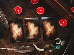 塔罗牌卡片和深奥的概念魔法仪式神秘的表格与细节视图从以上特写镜头占卜卡片和蜡烛视图从以上