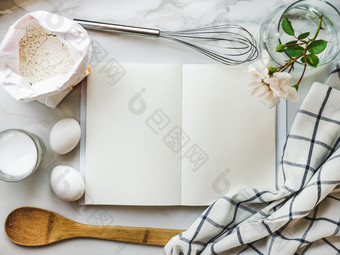烹饪为自制的蛋糕特写镜头视图从以上木表面美味的和健康的食物概念烹饪为自制的蛋糕特写镜头视图从以上