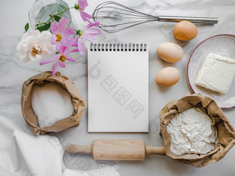 烹饪自制的面包店产品特写镜头视图从以上木董事会白色孤立的背景美味的和健康的食物概念烹饪自制的面包店产品美味的和健康的食物概念