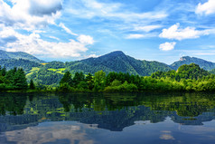 田园全景风景如画的山和蓝色的天空反映了的湖混合