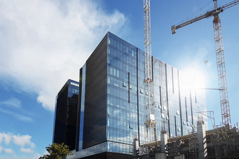 建筑行业景观大起重机的建设网站蓝色的天空背景