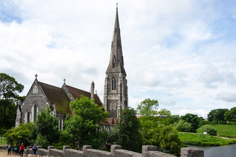 哥本哈根丹麦7月游客参观著名的奥尔本斯英国国教的教堂哥本哈根教堂设计亚瑟blomfield哥特复兴风格和建