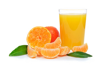 热带水果作文玻璃<strong>新</strong>鲜的<strong>橙色</strong>汁和块<strong>橙色</strong>橘子孤立的白色背景