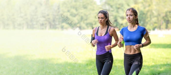 健康的生活方式横幅两个美丽的健身女孩是慢跑的公园阳光明媚的早....复制空间