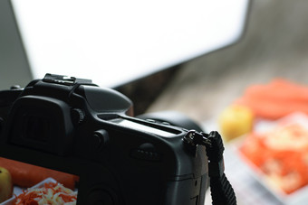 概念图像后视图数码<strong>单反相机</strong>相机使食物摄影的照片工作室