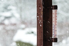 概念图像冬天未来温度计外的房子表明下面零和下雪严重