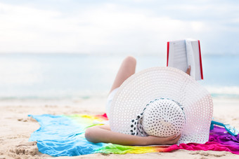 亚洲女人太阳洗澡和阅读书假期海滩美和自然主题海洋和海背景女人一天和放松主题