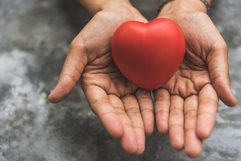 关闭女手给红色的心心捐赠情人节一天爱概念医疗呼吸机和心捐助者慈善机构标志同情和健康的帮助手自由生活