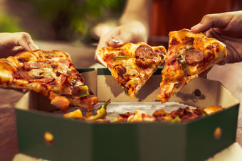 关闭切片热披萨持有友谊人<strong>手</strong>为庆祝活动聚会，派对披萨丽塔·哈厨房与奶酪和香肠脆皮锅交付服务<strong>美味</strong>的和<strong>美味</strong>的意大利食物