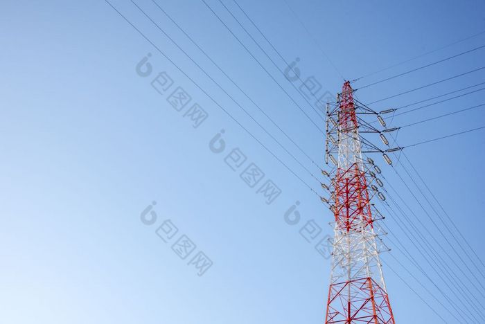 红色的和白色《连线》杂志电电缆电信帖子与蓝色的天空背景技术概念
