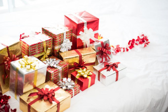 礼物盒子白色床上表背景为惊喜孩子们新一年圣诞节聚会，派对节日放松假期和对象概念圣诞节聚会，派对事件和快乐新一年<strong>主题装修</strong>财产