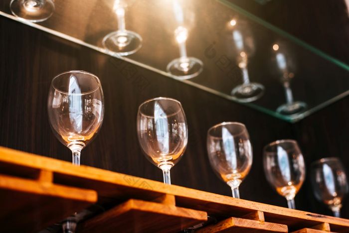 喝酒眼镜架子上餐厅与照明展示背景许多清洁容器餐厅晚上酒吧和酒吧室内装饰和饮料聚会，派对概念