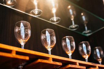 喝酒眼镜架子上餐厅与照明展示背景许多清洁容器餐厅晚上酒吧和酒吧室内装饰和饮料聚会，派对概念