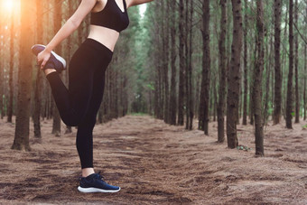 关闭较低的身体女人做瑜伽和伸展运动腿之前运行森林在户外<strong>体育</strong>和自然概念生活方式和活动概念松森林<strong>主题</strong>