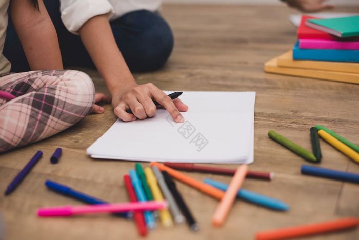 关闭手妈妈教学小孩子们画艺术类与颜色笔回图片