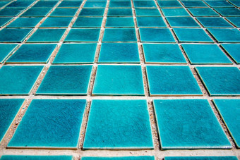 关闭蓝色的游泳池平铺的地板上架构师和建设概念材料和设计概念室内和外主题的角度来看视图角