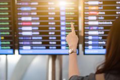 回来视图女人看为航班从飞行时间表机场女旅游指出时间表格为取从飞机旅行和运输概念假期和长假期主题