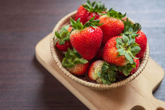 草莓篮子木表格水果和蔬菜概念新鲜零食和低卡路里为节食与很多维生素