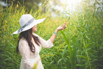 美亚洲女人白色衣服和翼他走油菜籽花场背景放松和旅行概念健康快乐<strong>生活</strong>女孩假期自然和人<strong>生活</strong>方式