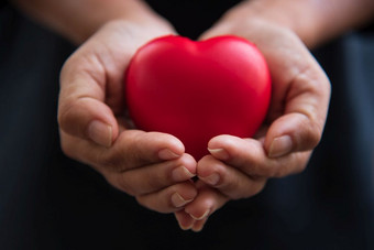 关闭手给红色的心心捐赠情人节一天爱概念医疗呼吸机和心捐助者慈善机构标志同情和健康的帮助手自由生活捐赠
