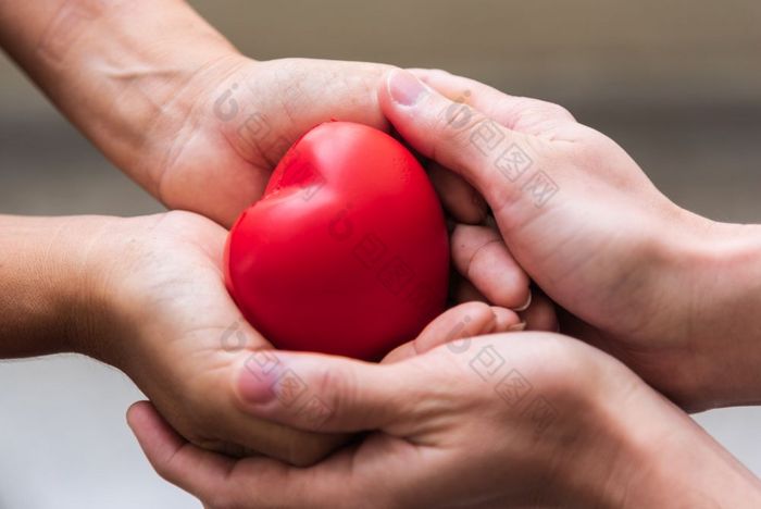关闭手给红色的心心捐赠情人节一天爱概念医疗呼吸机和心捐助者慈善机构标志同情和健康的帮助医生手自由生活捐赠