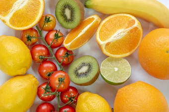各种各样的切片水果白色背景关闭营养维生素水果健康的和新鲜食物概念前视图和平躺主题
