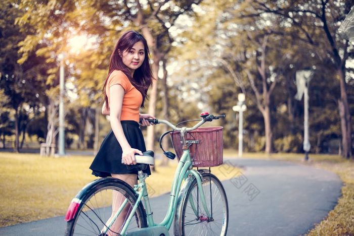 亚洲女人肖像公共公园与自行车人和生活方式概念放松和活动主题
