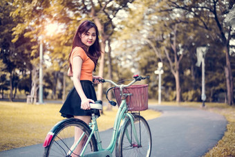 亚洲女人肖像公共公园与自行车人和生活方式概念放松和<strong>活动主题</strong>