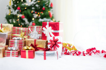 礼物盒子与圣诞节树背景为惊喜孩子们新一年圣诞节聚会，派对节日放松假期和对象概念圣诞节聚会，派对事件和快乐新一年主题装修财产