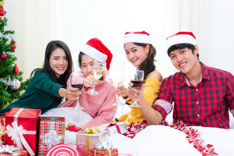 集团年轻的亚洲人庆祝新一年聚会，<strong>派对</strong>首页与酒喝眼镜新一年和<strong>圣诞</strong>节聚会，<strong>派对</strong>概念幸福和友谊概念关系和有趣的在一起主题
