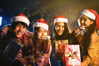 圣诞节和新一年聚会，派对庆祝活动亚洲青少年假期和幸福概念友谊和放松主题黄色的黄金语气